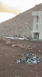مستوطنون يقتحمون منازل المواطنين غرب المغير