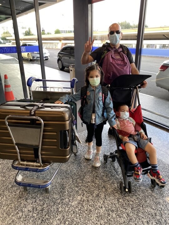 2022夏。疫情下，小手牽大手回義國，帶小孩搭長途飛機秘技不藏私