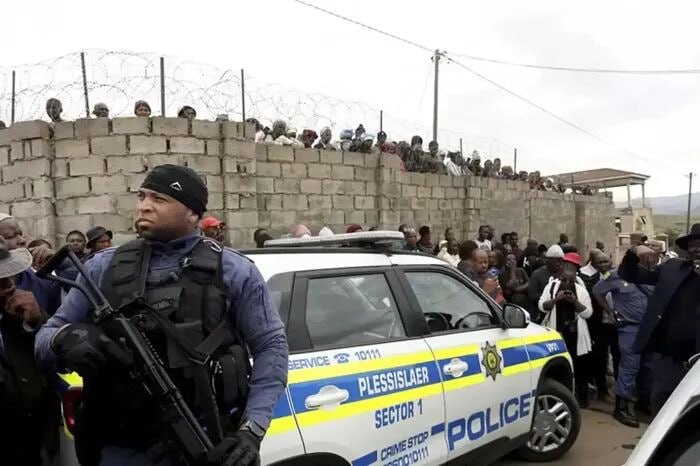 🔸 11 dead in a ground attack by armed gunmen on houses in South Africa