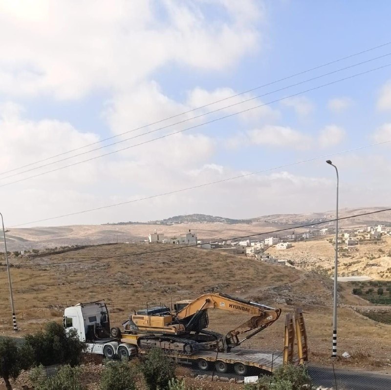 ציוד הריסה כבד של הכיבוש מתאסף בסמוך להתנחלות "כרמיאל" שהוקם על אדמות מספר יטא מדרום לחברון.