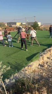 מתנחלים תוקפים עיתונאים בח'רבת אום אל-ח'יר במוסאפר יטא, דרומית לחברון.