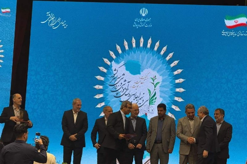 اخبار خراسان رضوی: 🔹 تجلیل از استاندار خراسان رضوی توسط وزیر آموزش و پرورش برای تحقق شاخص‌های عدالت آموزشی 🔸 وزیر آموزش و پرورش در اجلاس رؤ