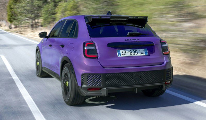 Abarth показал интерьер спортивного кроссовера 600e 3
