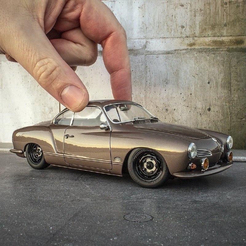 Масштабная моделька Volkswagen Karmann-Ghia 1/24. Колеса, шины, руль, сиденья и двигатель напечатаны