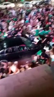 В мексиканском городе Кабо-Сан-Лукас машина въехала толпу людей, праздновавших победу сборной Мексики в матче чемпионата мира по футболу, пострадали 17 человек, включая водителя, сообщают местные власти.После оказания медицинской помощи водителя задержали.