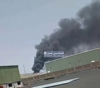 עשן סמיך עולה משדה התעופה בג'דה לאחר מתקפה תימנית.