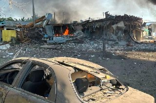 В Харьковской области в результате ракетного удара по поселку Печенеги десять человек погибли и 17 человек пострадали, сообщили местные власти.По их данным, повреждены десять частных домов, здания кафе, почты, магазина, а также автомобили.