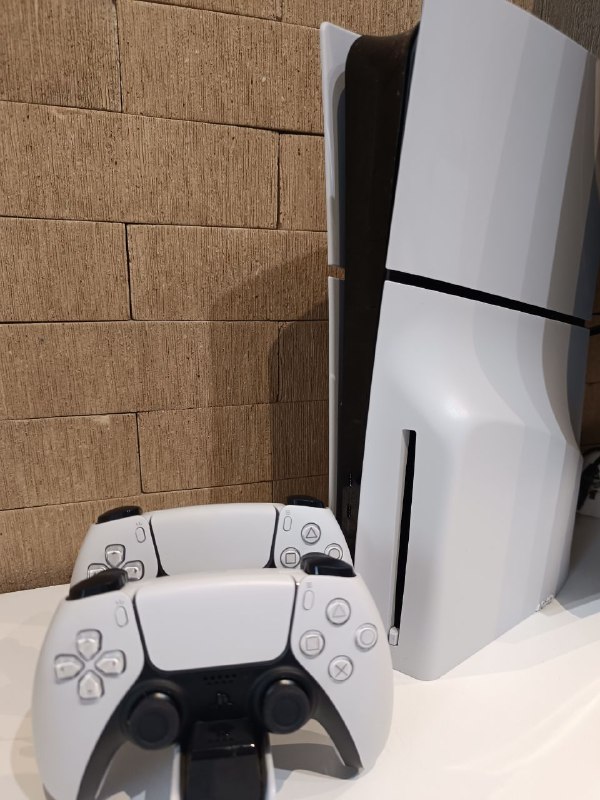 Продам PS5 Slim Disc Version 1 TB, доп. джойстик и зарядная станция. Полный комплект. — фото 1