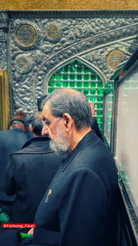 فرهنگ فوری💡: تصویری از دبیر شورای عالی امنیت ملی سرلشکر محسن رضایی در لباس خادمی امام رضا علیهالسلام💡 @Farhang_Fouri