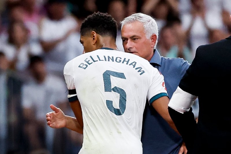 REAL MADRID PAGE: ✍گزارش آس | جود بلینگهام، هافبک همه‌کاره«جود در پستی که مورینیو در نقش هافبک هجومی آزاد برای او یافته است، همچنان به رون