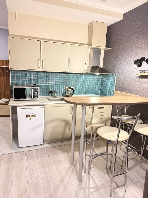 Продам кухню с барной стойкой и стульями