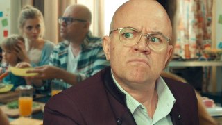 Алексей Климушкин, сыгравший Сильвестра Андреевича в сериале "Универ", запустил курсы по самопознанию. Актёр уехал из России из-за СВО, закончил карьеру, стал кочевником и теперь спасается от бедности продажей прокачек и проработок. По данным Mash, 60-летн