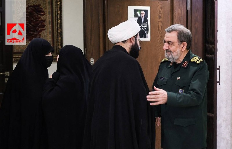 همشهری: 📷حضور سرلشکر رضایی، دبیر شورای عالی امنیت ملی در منزل شهیدان علی و مرتضی لاریجانی@HamshahriNews