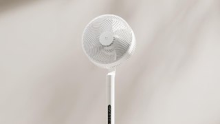 В Xiaomi уже готовятся к лету Xiaomi выпустила умный вентилятор под брендом Mijia. Называется Smart Inverter Circulating Fan Pro, а стоит 429 юаней (~4800 рублей).Управляется вентилятор через приложение Mi Home. Он крутится на 100° вверх и вниз и на 120° в