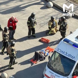 Стрелок из Киева ранил ребёнка, когда бежал в супермаркет "Велмарт". Мэр столицы Украины Кличко заявил, что раненого подростка экстренно госпитализировали. Тем временем неадекват (предварительно, ему 60 лет) продолжает держать оборону в магазине на Голосее