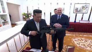 Лукашенко подарил Ким Чен Ыну автомат — «на всякий случай, если враги появятся»