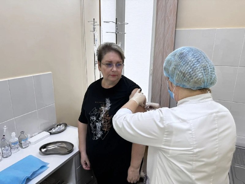 צילום בפריים: סגנית מושל טריטוריית קרסנודר אלנה וורוביובה מלווה את כתפה יש אנשים שמתחילים את הבוקר עם כוס ק…