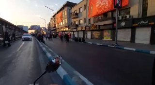 🎦 אנשים אסירי תודה בדרך הראשית של הלוויה של מנהיג האומה הקדוש (דקות לפני תחילת הטקס)