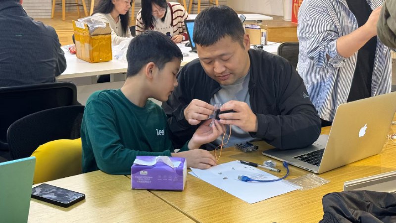 10.7日活动——手搓机器人第二期“一个充满工业风的桌面机器人，从零散的零配件开始一步一步搭建，接着跑代码，最后实现语音交互，仿佛创造了一个全新的生命，成就感满满💪✨”10.7日活动——手搓机器人第二期“一个充满工业风的桌面机器人，从零散的零配件开始一步一步搭建，接着跑代码，最后实现语音交互，仿佛创造了一个全新的生命，成就感满满💪✨”