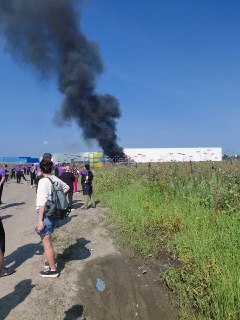 Рядом со складом Wildberries в Екатеринбурге возник пожар после удара УкраиныВ Чкаловском районе Екатеринбурга загорелась парковка рядом с логистическим центром Wildberries. Губернатор области сообщил, что пожар начался после падения обломков сбитого беспи