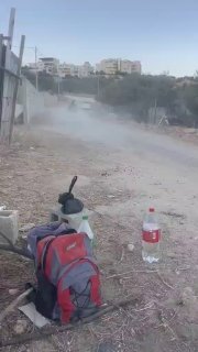 מתנחלים חוגגים מסביב לבתים בכפר ברקה, מזרחית לרמאללה.