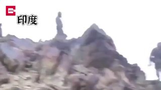 צילומים נראים חיילי PLA סיניים מכים חיילים הודים במהלך עימות גבול אכזרי, עם מקלות ואבנים מחליפים כדורים בתצ…