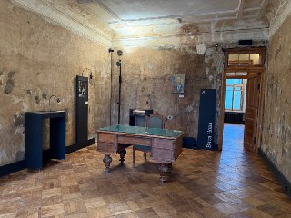 Редакция канала Elephant in the Louvre на этой неделе побывала в отреставрированной и открытой в середине декабря квартире Александра Введенского музея ОБЭРИУ на авторской экскурсии от куратора музея Юлии Сениной. Юлия поделилась, как шли поиски места для 