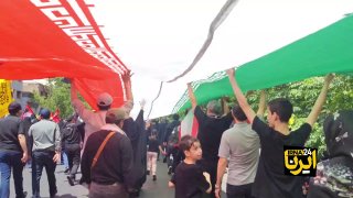 טקס ההלוויה של גופתו הקדושה של "מר הרג את איראן"; מתחת לדגל