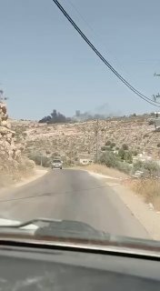 مستوطنون يحرقون أراضي فلسطينيين شرقي رام الله