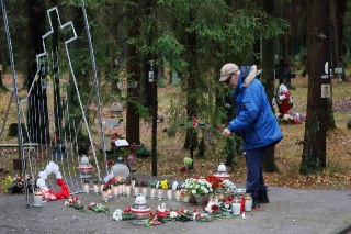 Власти минимум шести регионов официально участвуют в уничтожении мемориалов жертвам политических репрессий🔵 Москва. В 2023 году с фасадов домов в российской столице начали пропадать мемориальные таблички с именами репрессированных, которые установил проект