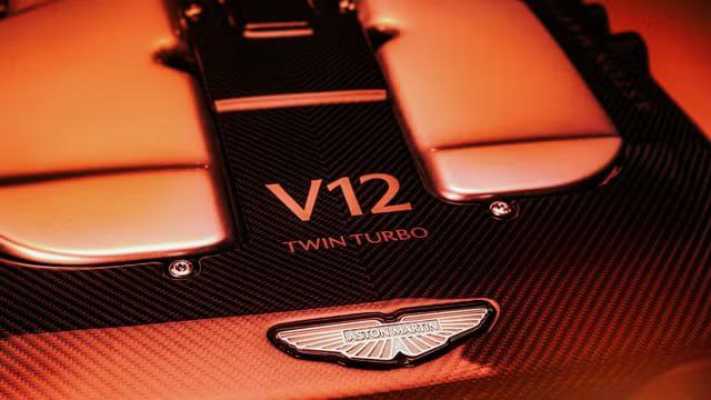 Aston Martin сохранит автомобили с «механикой» и двигателями V12 2