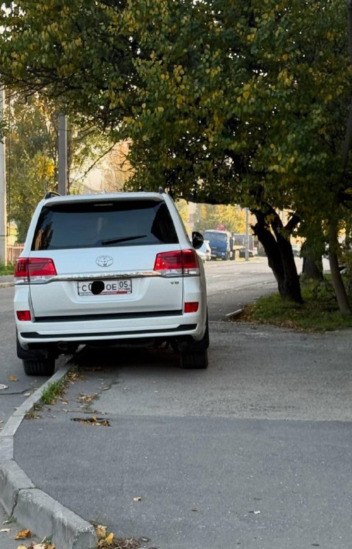 Мы всё понимаем, когда человек покупает такую машину, он хочет чтобы стояла она как можно ближе к его бесценной тушке. Если можно было бы, хозяин этого фото