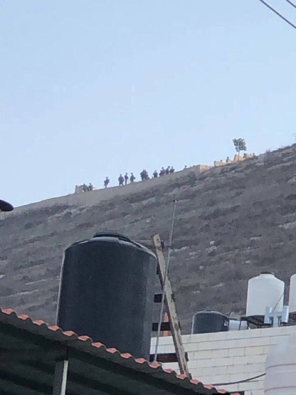 כוחות ישראל הישראליים מצוררים על בית פלסטיני בשכונת אל-נור בשכם, בגדה המערבית .