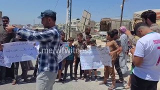 ️🇸🇾 מפגינים באידליב מתאספים נגד ממשלתו של אל-ג'ולני על רקע החמרה בתנאי החיים.