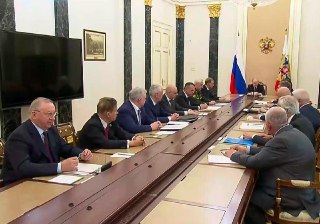 "На заправочных станциях стоят очереди, а необходимые виды бензина не всегда доступны"Владимир Путин собрал совещание по обеспечению внутреннего рынка топливом. Главное из речи российского лидера:— В сложившейся ситуации с топливом ведущие, в том числе час