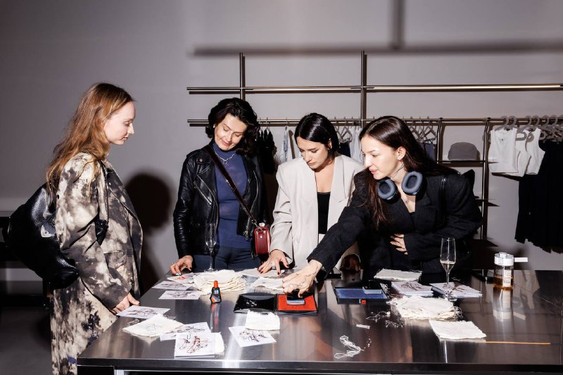 А вот и официальные фотографии от IRNBY подъехали На выставке художницы-феминистки, хотелось быть исключительно в сексуальном платье и на шпильке 🫦А вот и официальные фотографии от IRNBY подъехали На выставке художницы-феминистки, хотелось быть исключительно в сексуальном платье и на шпильке 🫦