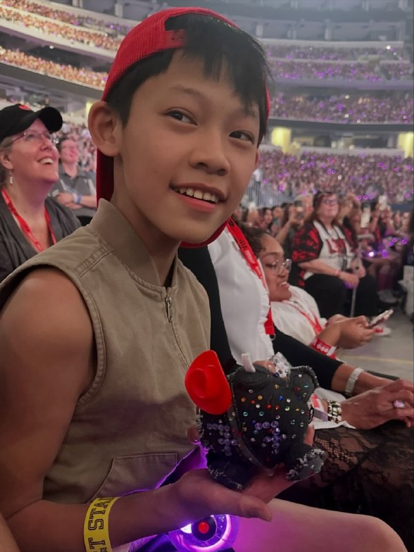 - 𝙋𝙖𝙧𝙠 𝙅𝙄𝙈𝙄𝙉 -: 「260818」 ⌞#News. #JiminKing ⌝ 🕊─•‹The sister of the little fan who received JIMIN’s keyring on D-2 in Arlington shared t