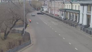 В Улан-Удэ «Лада» сбила 73-летнюю женщину, которая подметала дорогу, сообщает прокуратура Бурятии.По данным ведомства, водитель не справился с управлением, так как ему мешал пьяный пассажир. Сотрудницу комбината по благоустройству госпитализировали.