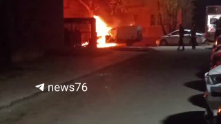 בלילה במרכז ירוסלב עלה באש מיניוואן שחנה ליד בנייני מגורים הכל קרה ב-27 באוקטובר בערך בשעה 22:00. ברחוב ריב…
