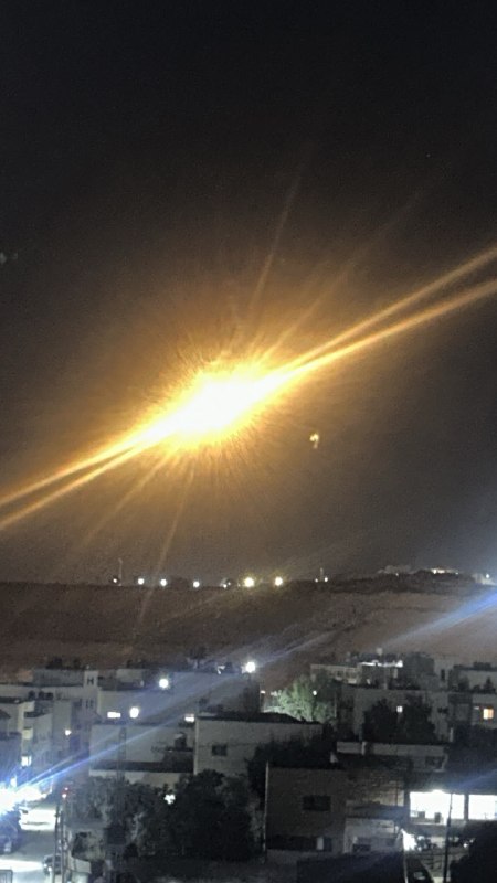 الاحتلال يطلق قنابل إنارة فوق مخيم قلنديا شمالي القدس