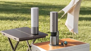 Xiaomi показала свою первую портативную кофемашину под брендом MijiaУстройство заряжается по USB-C и от одной зарядки может произвести до 400 чашек кофе, но только с заранее залитой горячей водой. С холодной водой можно будет сделать лишь три чашки.Внутри 