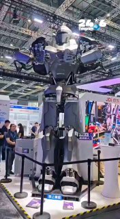 🇮🇱 In China they introduced the Neo1 robot designed to transfer loads of up to 500 kg. The company NeodraDynamics introduced a humanoid robot named Neo1, designed to transfer heavy loads weighing up to 500 kg. The machine, which stands four meters tall, was developed to perform tasks that exceed the physical capabilities of normal industrial equipment.