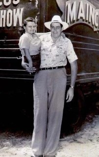 The tallest man in the world, El Tomaini, who is 256 cm tall, together with his girlfriend, who is 61 cm tall.Time Machine | Historical Photo