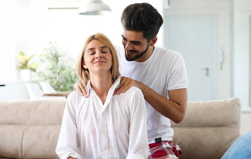 دكتر آذرتاش: 🌺 زوجینی که تحت استرس و فشار روانی بالایی هستن و نمی تونن به خوبی با هم گپ بزنن، همدیگه رو ماساژ بدن.📌 توی این پژوهش، از