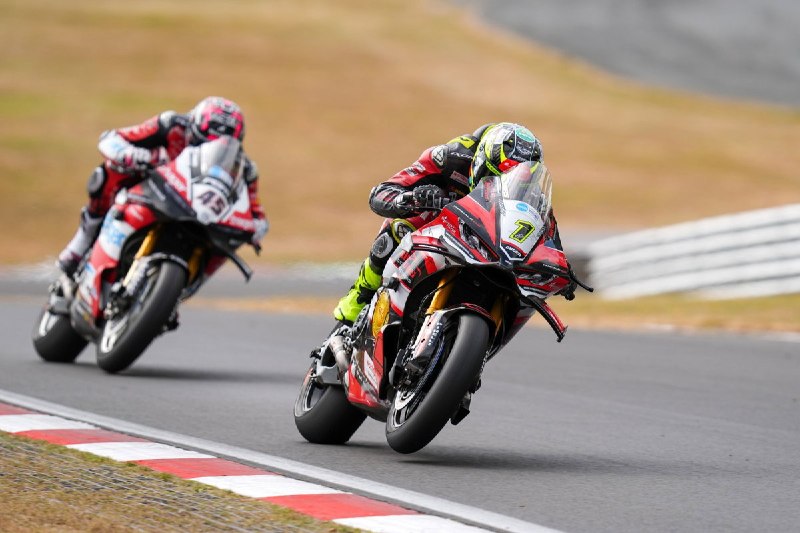 🚗🌟 Кайл Райд одержал девятую победу сезона в BSB на Brands Hatch!Сегодня на тр