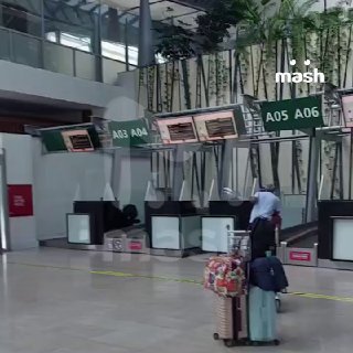 Российские туристы четвёртый день ждут вылет с Маврикия в Москву. Рейсы постоянно отменяют, людям не предоставляют ночлег и еду — приходится оплачивать жильё из своего кармана. Причина заморозки авиасообщения — невозможность пересадки в ОАЭ из-за эскалации