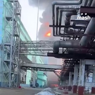 Один человек погиб и 52 пострадали при взрыве на заводе "Нижнекамскнефтехим". На территории предприятия повреждены здания.Пострадавших везут в местную ЦРБ. Пожарные продолжают попытки локализовать возгорание на площади около 1,5к м² — синтетического каучук