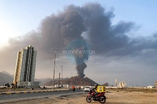 В результате атаки иранского беспилотника в зоне нефтяной промышленности в ОАЭ произошел пожар, сообщают местные власти.По данным властей, трое граждан Индии получили травмы средней степени тяжести и были госпитализированы.