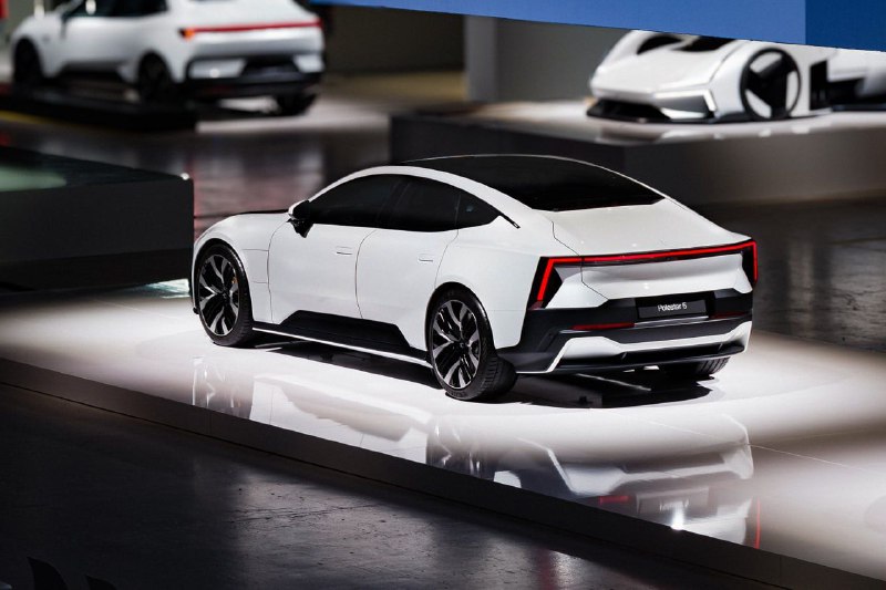 Polestar раскрыла внешность нового электрического лифтбека 4