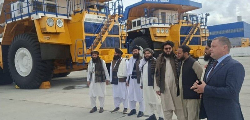 خبرگزاری صدای افغان (آوا): 🛑بازدید هیأت افغانستان از کارخانه «بلاز» بلاروس؛ تأکید بر گسترش همکاری‌های ماشین‌آلات سنگین🔸هیأت امارت اسلامی به رهبری م